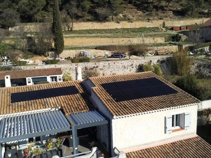 Installation de panneaux solaires noirs sur toiture en tuiles, maison provençale